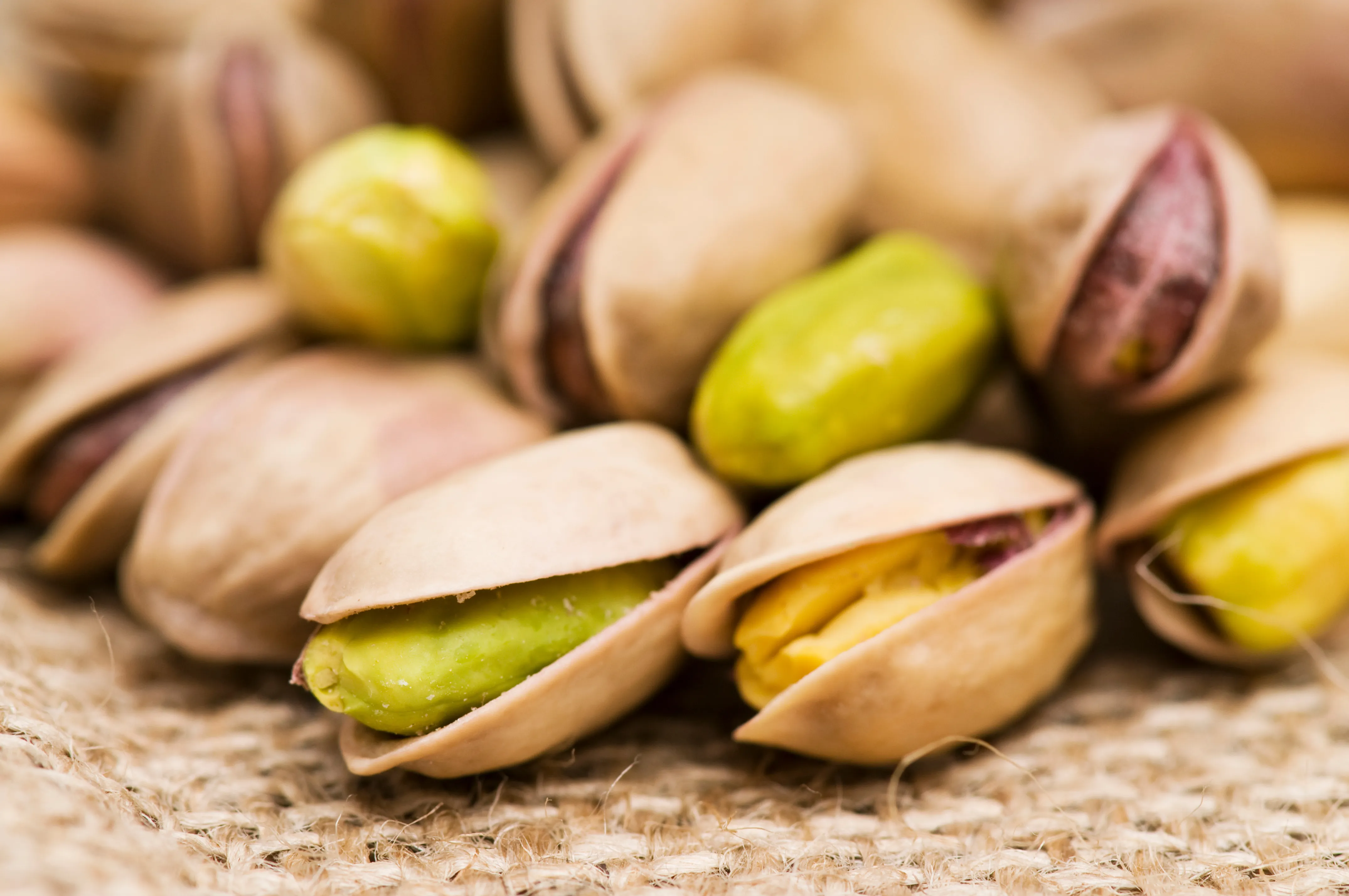 پسته فندقی خام + قیمت خرید، کاربرد، مصارف و خواص